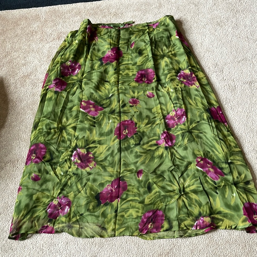 Women like new floral skirt!  Sz. 1X, fully lined, zip up back w elastic sides!